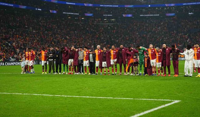 Galatasaraylı futbolcular galibiyeti taraftarıyla kutladı