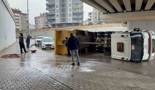 Gaziantep'te damperi köprüye çarpan kamyon yan yattı