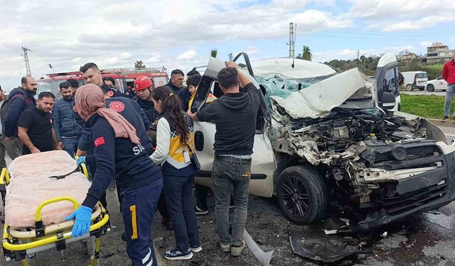 Hafif ticari aracın çarptığı midibüs devrildi: 7 yaralı