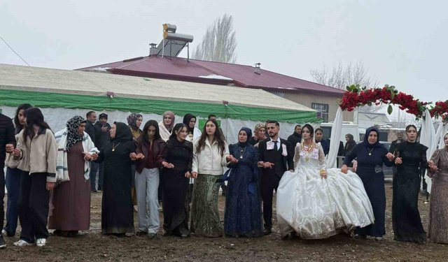 Iğdır'da bahçe düğünü geleneği kar ve çamura rağmen sürüyor