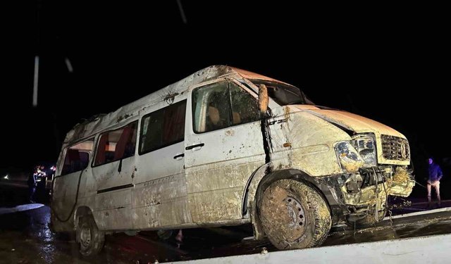 İşçi servisi şarampole devrildi: 17 yaralı