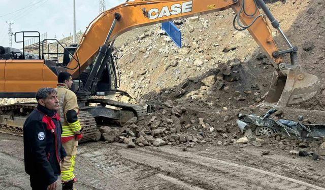 İstinat duvarının altında kalan araçlar demir yığını haline geldi