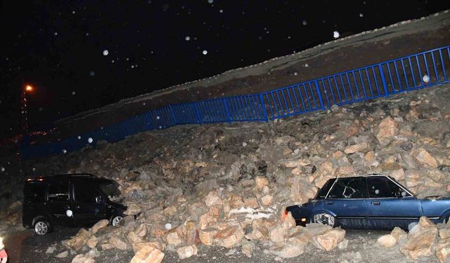 İstinat duvarının park halindeki araçların üzerine çöktüğü anlar kamerada