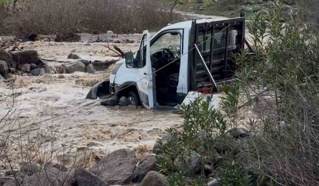 İzmir'de derede mahsur kalan 3 kişi kurtarıldı