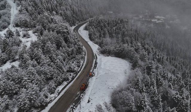 Karabük-Bartın kara yolunda bulunan 1030 rakımlı Ahmet Usta geçidi yeniden beyaz örtüyle kaplandı