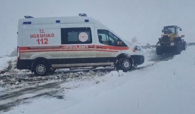 Kars'ta ambulanslara kar geçit vermedi