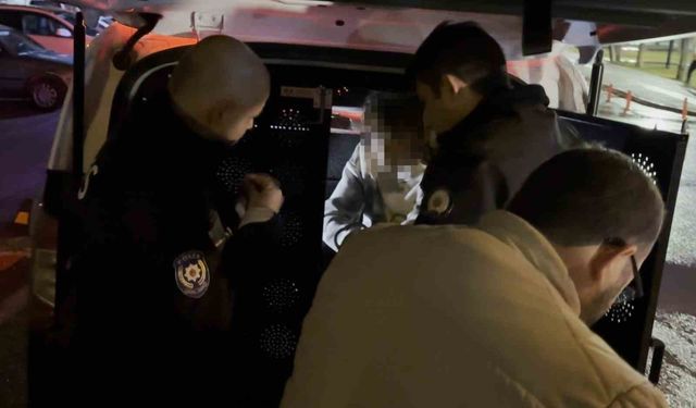 Kavga sonrası gözaltına alınan şahıs 'Kapıyı kapatmayın' derken, annesi 'Adam öldürmedi, çıkarın benim çocuğumu' dedi