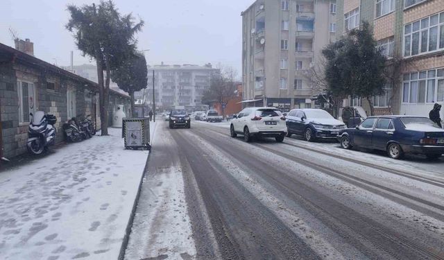 Kırklareli'nde kar yağışı etkisini arttırdı