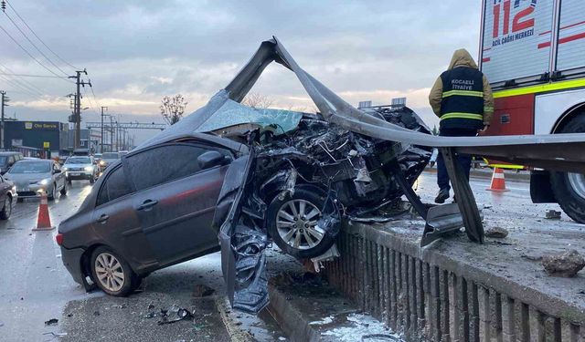 Kocaeli'de korkutan kaza: Otomobil bariyerlere ok gibi saplandı