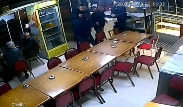 Kütahya'da çay evinde bıçaklı saldırı anı kamerada: 1 ağır yaralı