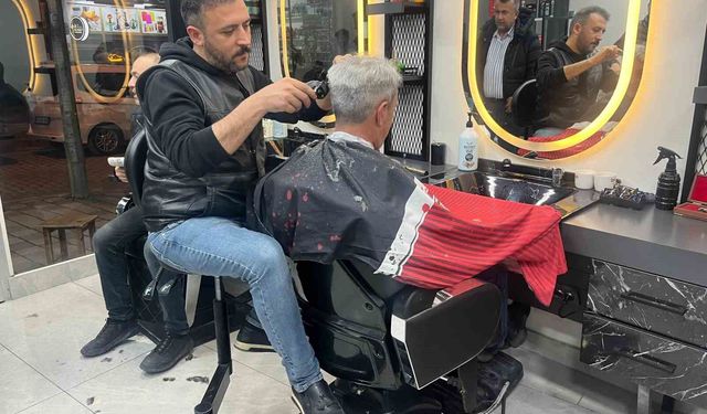 Kütahyalı berberden örnek çözüm: Mesleğini bırakmadı, koltuğu dönüştürdü