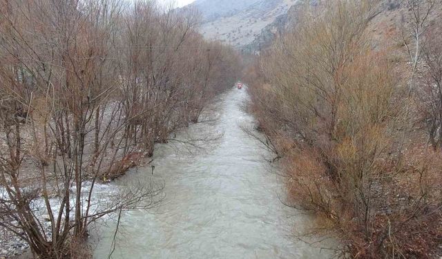 Malatya'da sağanak ve kar yağışı dereleri taşırdı