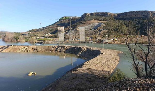 Manavgat Irmağı taştı, Antalya-Alanya otoban şantiyesi sular altında kaldı