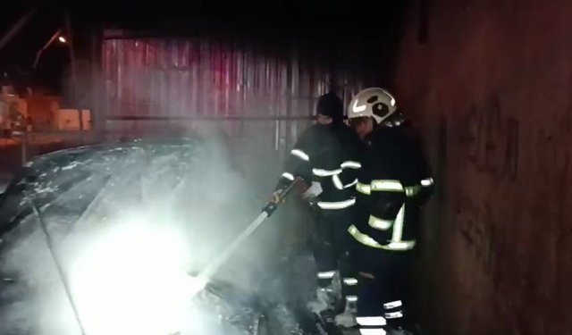 Mardin'de otomobilde çıkan yangın söndürüldü
