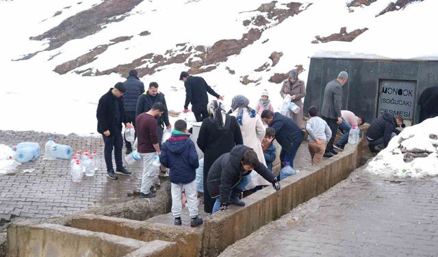 Muş'ta şebeke suyunda bakteri tespit edildi, vatandaşlar çeşmelere akın etti