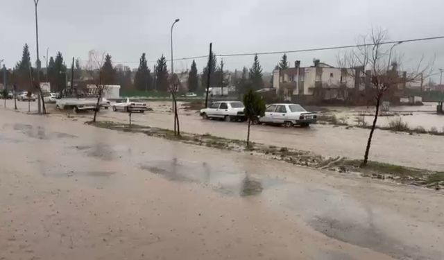 Osmaniye'de servis aracı mahsur kaldı, birçok bölgede su taşkını yaşandı