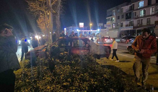 Otomobil refüjdeki ağaca çarptı: 1 kişi yaralandı