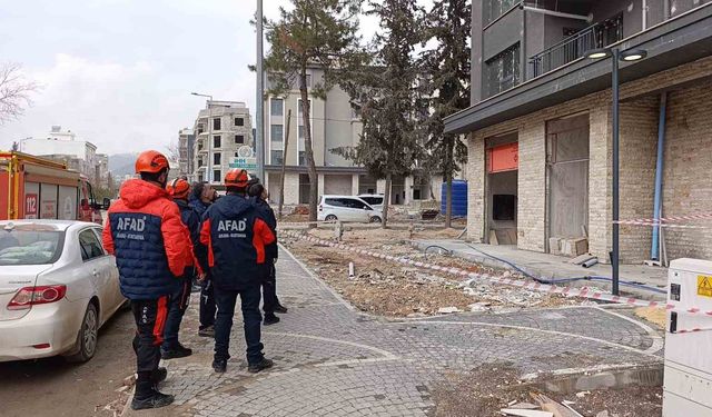 Paralarını alamadıklarını iddia eden 2 işçi binanın çatısına çıktı