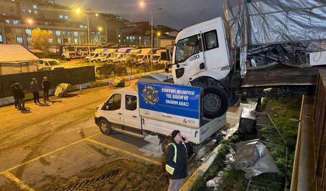 Park halindeki kamyon hareket edip başka aracın üzerine düştü: O anlar kamerada