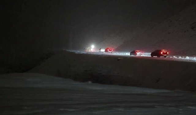 Pervari ve Şirvan'da kar yağışı köy yollarını kapattı, mahsur kalan araçlar kurtarıldı