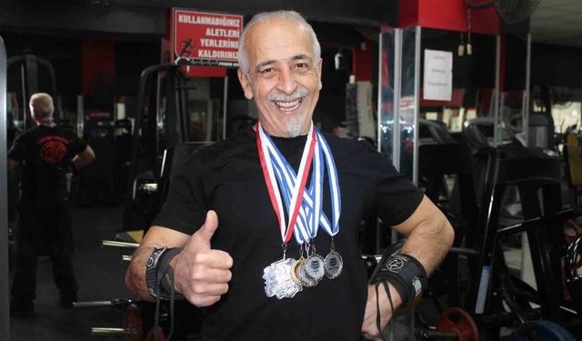 Rakip bulamayan ve gençlerle yarışan 65 yaşındaki Hakkı Bozat 420 kilo kaldırdı