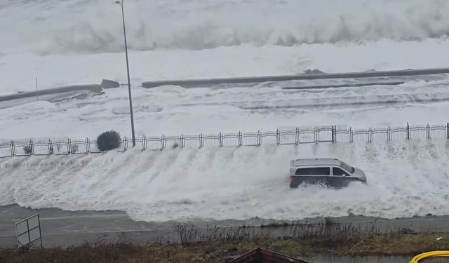 Rize'de dev dalgalar Karadeniz Sahil Yolu'na ulaştı