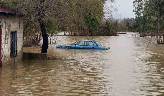 Sağanak yağmurdan sonra şaşırtan görüntü, dağda devasa şelaleler oluştu