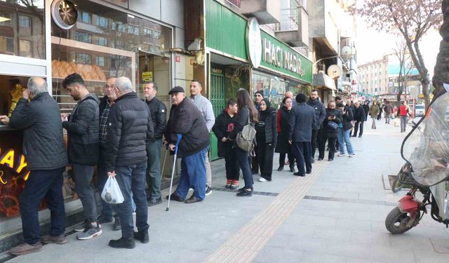 Sakarya'da ilk iftar öncesi metrelerce pide kuyruğu
