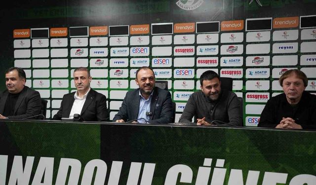 Sakaryaspor'da transferin son gününde 13 imza birden atıldı