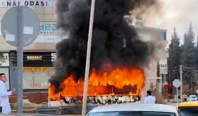 Seyir halindeyken alev alan halk otobüsü küle döndü