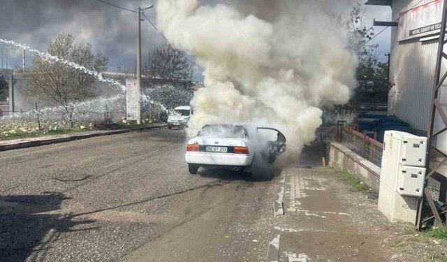 Siirt'te seyir halindeki otomobil alevlere teslim oldu