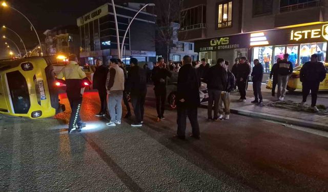 Sıkışan trafikte kontrolden çıkan taksi yan yattı