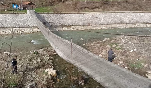 Sinop'ta fırtına asma köprüyü devirdi: 2 yaralı