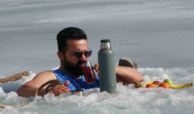 Soğuk suya sıcak dokunuş: Maceracı öğretmen buzu kırıp girdiği suda çayını yudumladı