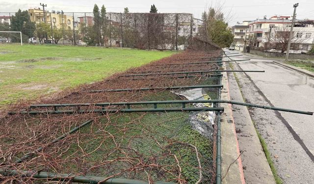 Tarsus'ta yağmur ve fırtına etkili oldu, seralar zarar gördü