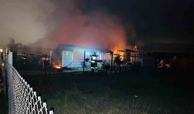 Tekirdağ'da kır evi alev alev yanarak küle döndü