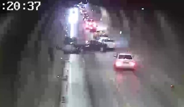 Tünelde otomobiller kafa kafaya çarpıştı, 1 kişi yaralandı: Feci kaza kamerada