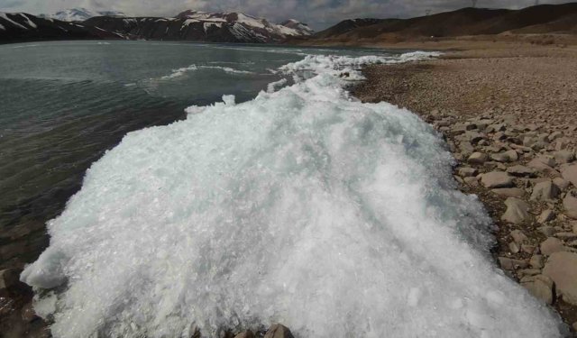 Van'da baraj gölünde donan dalgalar görsel şölen sundu
