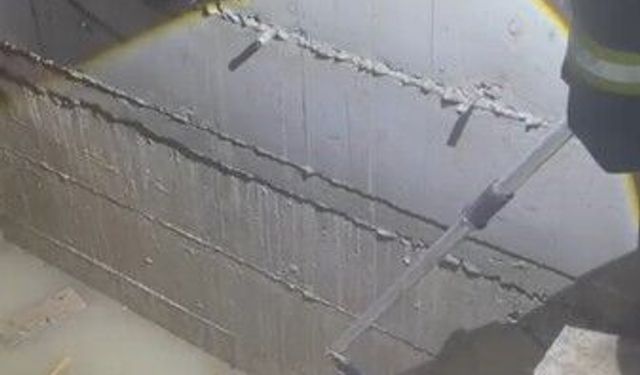 Yağmur sularıyla dolan asansör boşluğuna düşen köpek son anda kurtarıldı