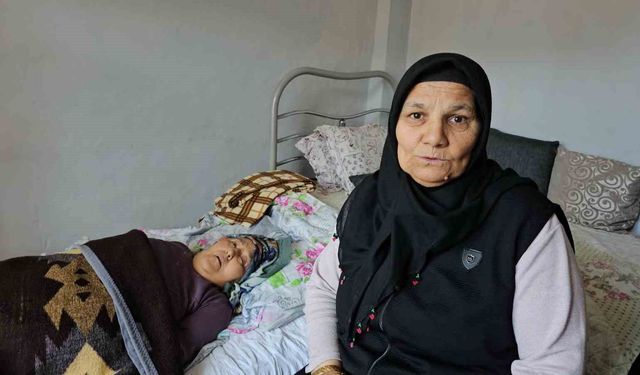 Zonguldak'ta yalnız yaşayan yatalak kadına komşuları sahip çıkıyor