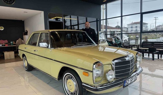 25 bin liraya aldı, 1 milyon lira harcadı: Ordulu klasik tutkunu yarım asırlık aracı fabrikadan çıktığı ilk günkü haline döndürdü