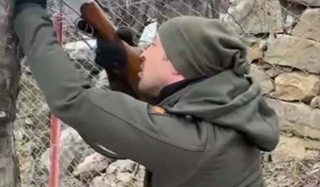 Ağaca takılan dronu tüfekle dala ateş ederek kurtardılar