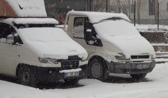 Ahlat'ta mart karı sürprizi: 11 köy yolu ulaşıma kapandı