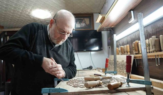 Ailesinin asırlık sanatını evinin kilerinde yaşatıyor: Ayetleri ahşaba ilmek ilmek işliyor