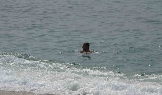 Alanya'da bayram arifesinde hava sıcaklığı 20 dereceye ulaştı, tatilciler soluğu sahilde aldı