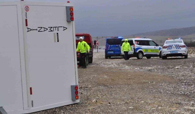 Alman turistin kullandığı karavanla otomobil çarpıştı: 1'i ağır 3 yaralı