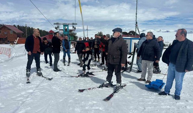 Ardahan'da İl Genel Meclisi üyelerinin kayak keyfi