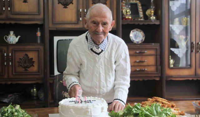 Asırlık dede, 102'nci yaşını pasta keserek karşıladı: 'Sıhhatim gençlik gibi devam ediyor'