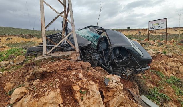 Aydınlatma direğine çarpan otomobilin sürücüsü öldü