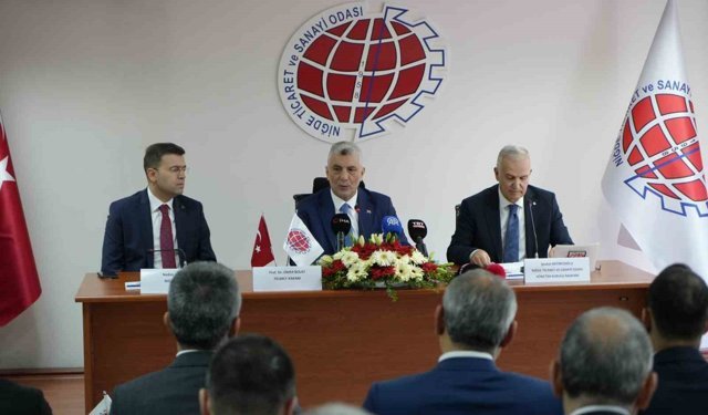 Bakan Bolat: 'Kuzey ve güneyimizde mini dünya savaşı var. Türkiye bunlardan kendini korumayı başardı'